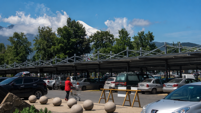 Parkings modulares de estructura metálica para estacionamientos comerciales en Pucón.